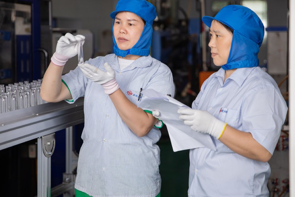 Employees discussing in the workshop with vacuum bottles