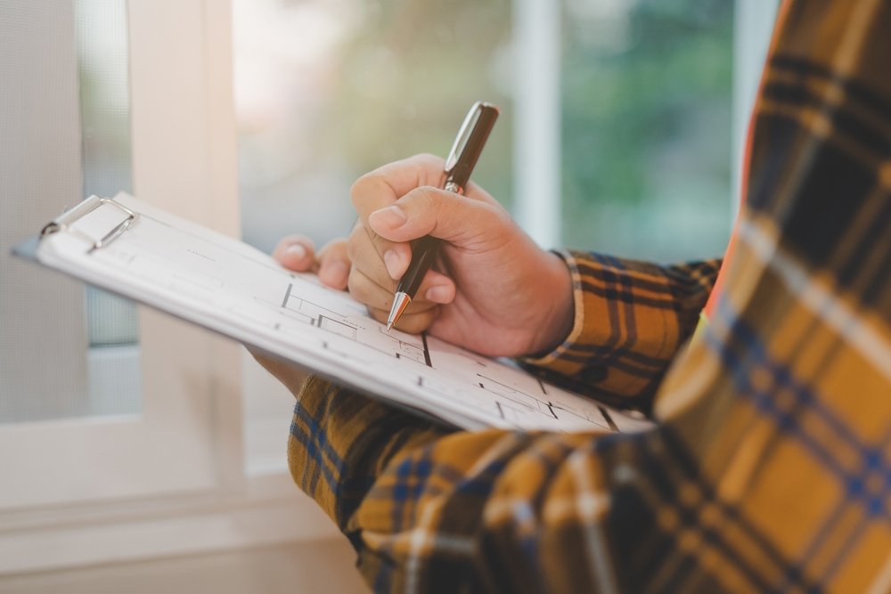 Specialists are carrying out process inspections with paper materials